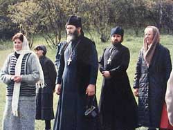 во главе Крестного хода к источнику Каменная Чаша идет священник Павел Красноярцев во главе Крестного хода к источнику Каменная Чаша идет священник Павел Красноярцев