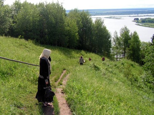 К роднику ведет вот такой спуск