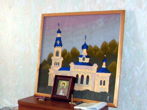 Изображение храма, вывязанное вручную шерстяными нитками